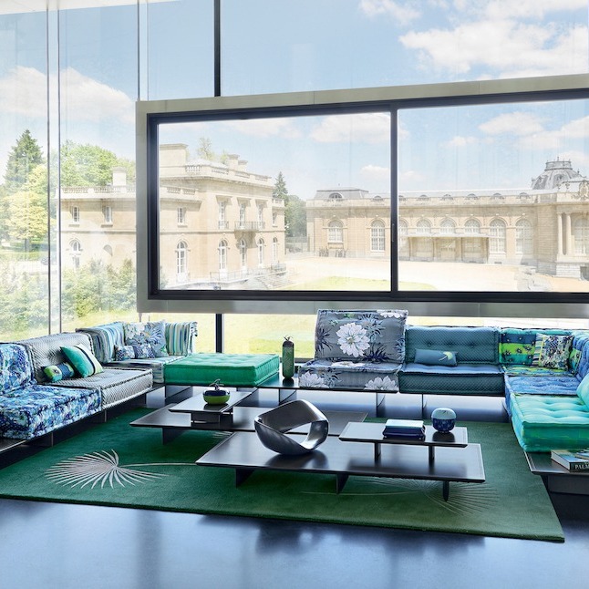 「Roche Bobois」ロッシュ ボボアストライプデザインの円形テーブル ロッシュ ボボア＞斬新で魅力的なソファシリーズ | 三越伊勢丹