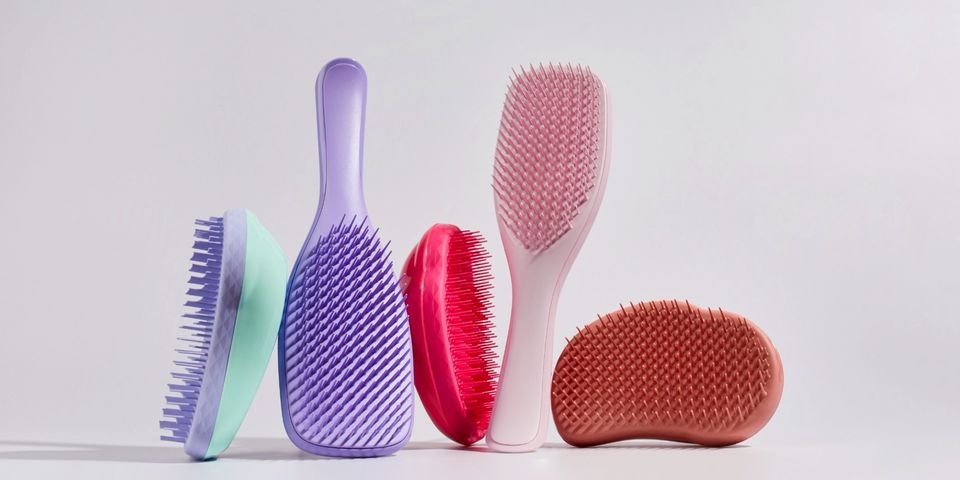 Tangle Teezer\"は、髪を優しくほぐす英国のブラシです。3本あります。 Tangle Teezer は、髪を優しくほぐす英国のブラシです。3本