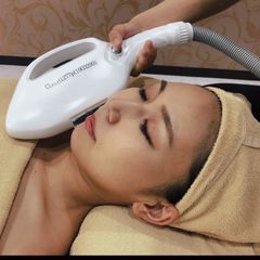 韓国発祥!ノンニードル水光注射《DiNaフェイシャル 韓国発祥!ノンニードル水光注射《DiNaフェイシャル