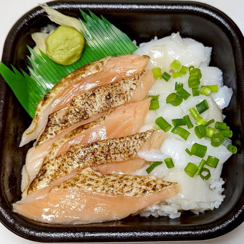 炙りトロサーモン縁側丼 | 荒海丼丸五日市コイン通り店 | LINE Official Account